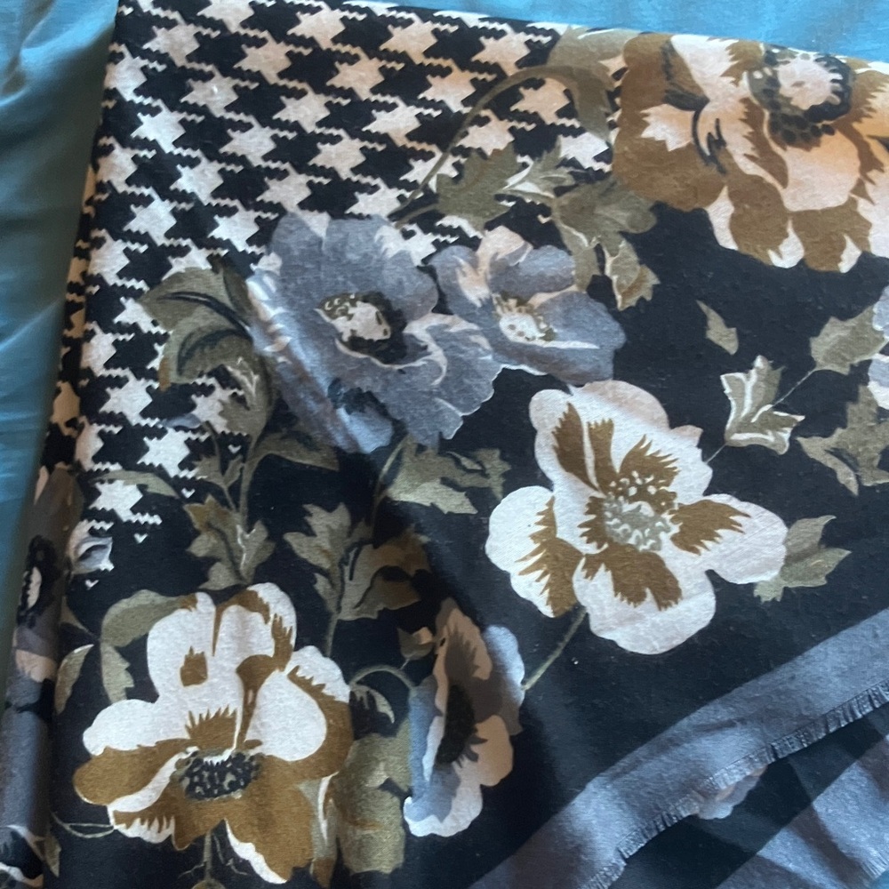 Gorgeous scarf made in Italy 29 3/4’X 29 3/4’